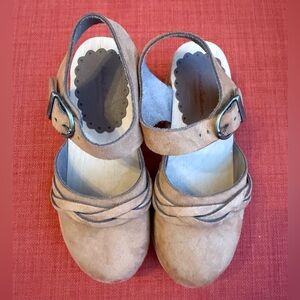 Hanna Andersson Girl’s Suede Clogs NEW